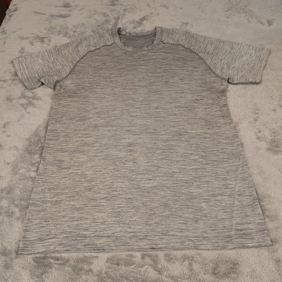 lululemon athletica Other - Lululemon Men's Pullover Gray Short Sleeve Shirt Size Small